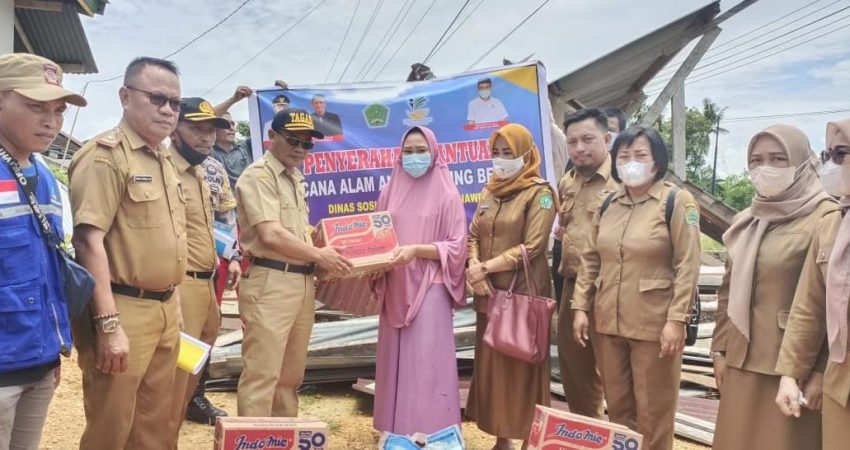 Usai Diterjang Puting Beliung, Warga di Konawe Terima Bantuan