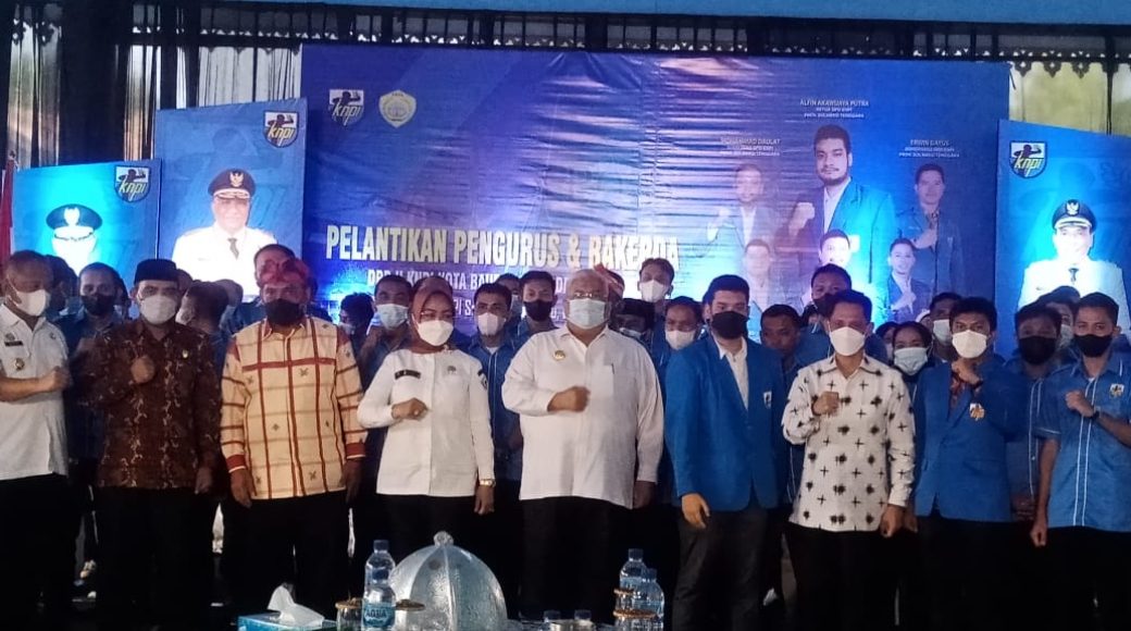 Alvin Akawijaya Putra Resmi Lantik Ketua dan Pengurus KNPI Baubau 2022-2025