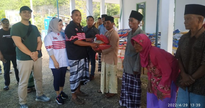 Umar Samiun Bagikan Ratusan Paket Sembako di Kecamatan Kapontori