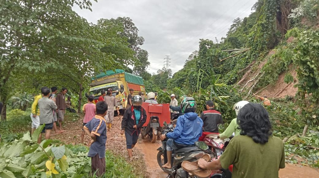 Tanah Longsor Tutup Jalur Trans Sulawesi di Kolaka