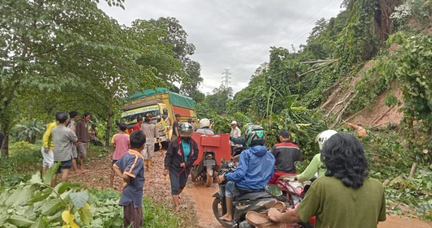Tanah Longsor Tutup Jalur Trans Sulawesi di Kolaka