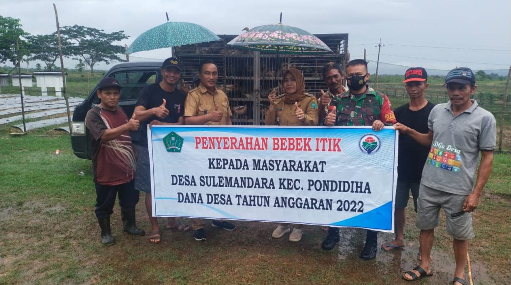 Ketua Tim penggerak PKK (kiri) Desa Sulemandara, saat memberikan makanan tambahan untuk anak