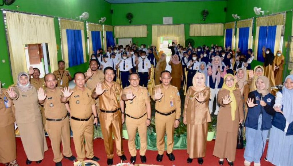 Pj Wali Kota Kendari Bantu Warga Korban Kebakaran, DP3A Gelar Sosialisasi Cyber Bullying