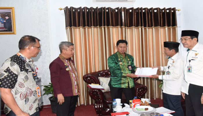 Pj Wali Kota Ajak ASN Kendari Bayar Zakat Lewat Baznas