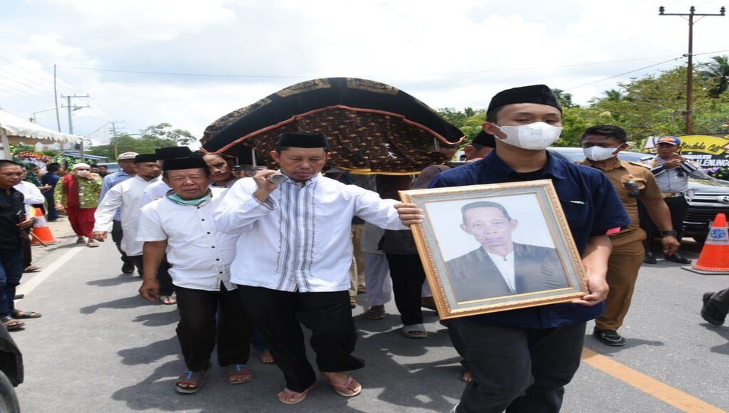Jenazah Ayah Pj Wali Kota Kendari Dimakamkan di Pemakaman Keluarga