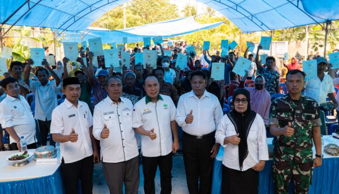 Kunker ke Butur, ASR Bagikan Sertifikat Gratis untuk Masyarakat