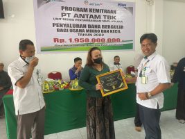 10 Mitra Binaan ANTAM UBPN Kolaka Mendapat Penghargaan Nasabah Terbaik
