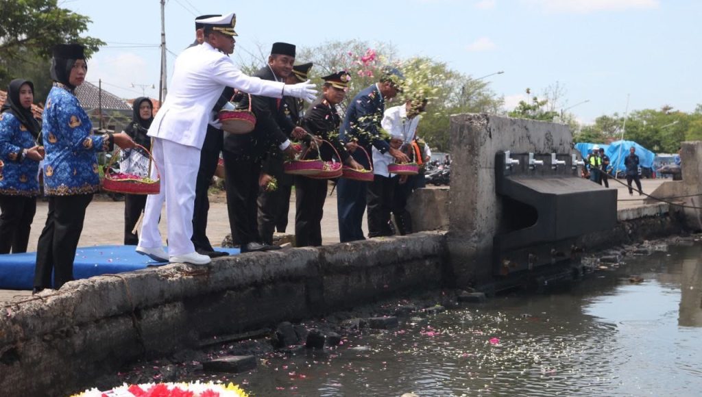 Gelar Tabur Bunga di Momen Hari Pahlawan ke-77, Ini pesan Danlanal Tegal