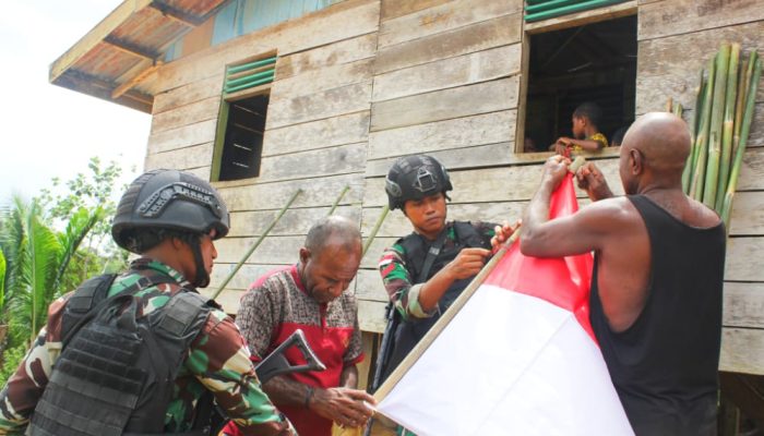 Yonif 725/Woroagi Bersama Warga Perbatasan Kibarkan Bendera Merah Putih
