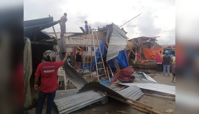 Angin Puting Beliung Terjang Pasar Laino, Puluhan Kios Rusak Berat