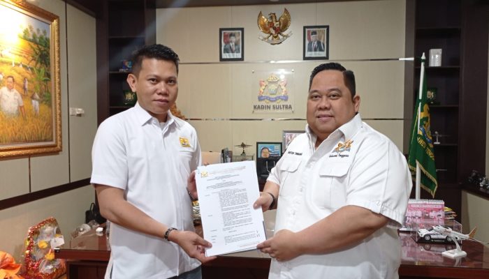 SK Pengurus Kadin Bombana Diserahkan, Anton Timbang Siap Genjot Pertumbuhan Ekonomi Pelaku UMKM