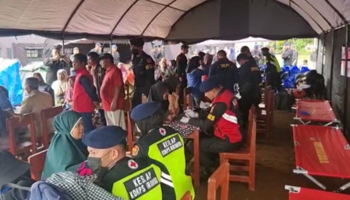 Tim Medis Brimob Polri Beri Layanan Kesehatan Pengungsi Gempa Cianjur