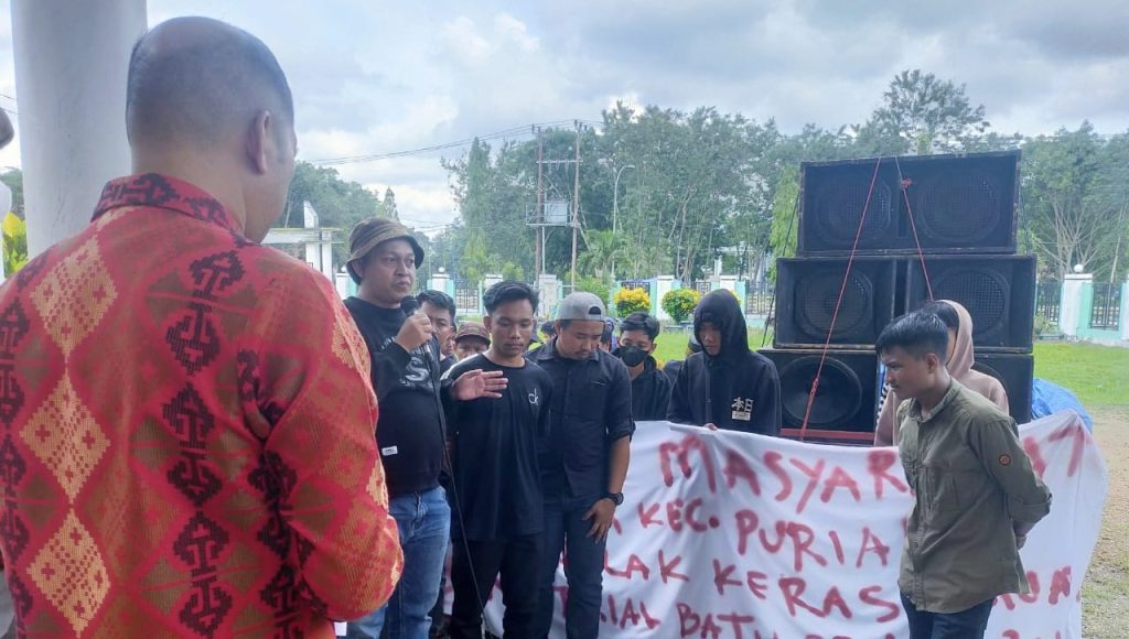 Jalan Umum Rusak Parah, Warga Desak DPRD Konawe