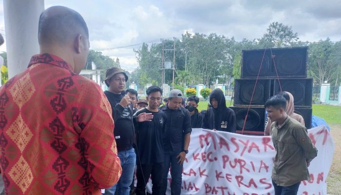 Jalan Umum Rusak Parah, Warga Desak DPRD Konawe