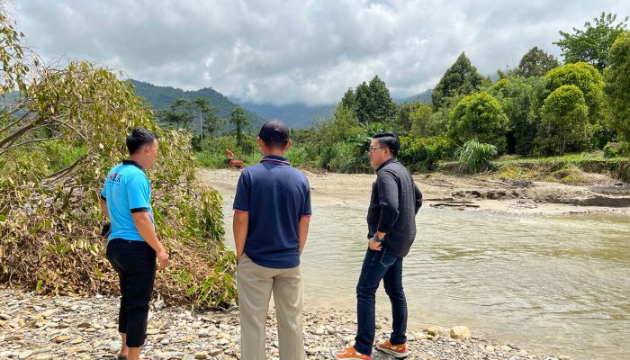 Anggota DPRD Kolaka Utara Tinjau Pelurusan Sungai Awo