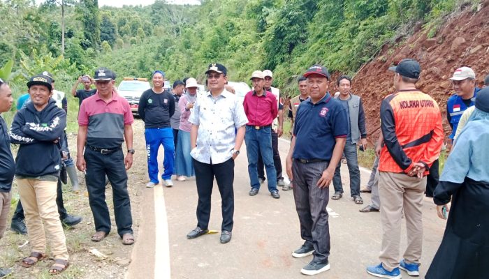 Bupati Kolut Tinjau Jembatan Amblas dan Rumah Warga Terkena Banjir