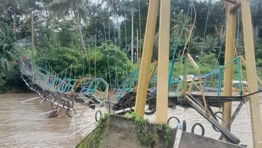 Warga Pitulua Kolaka Utara Keluhkan Jembatan Gantung yang Rusak Parah