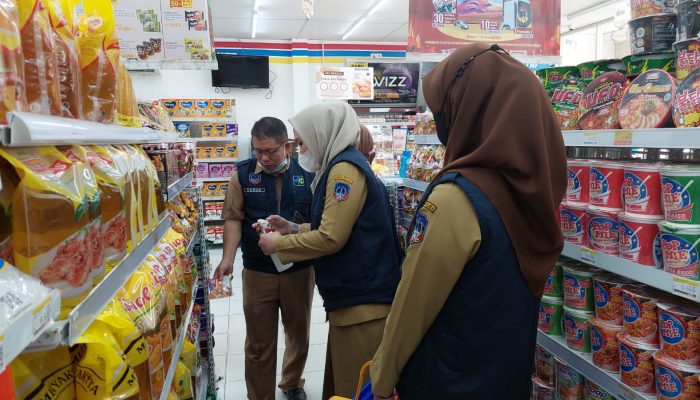 Lakukan Pengawasan Pangan Jelang Nataru, Dinkes Kolaka Temukan Produk Kadaluarsa dan Kemasan Rusak