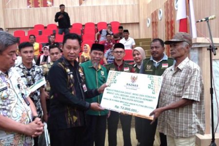 Pemkot Kendari Serahkan Bantuan Baznas dari Zakat ASN
