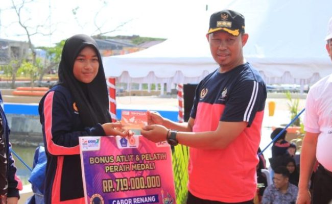 Pemkot Serahkan Bonus Buat Atlet Kendari Peraih Medali Porprov 2022