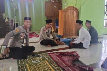 Kapolres Konawe saat berdiskusi dengan salah satu warga