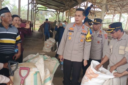 Usai Ngopi Bareng, Kapolres Konsel Kunjungi UMKM Ayam Petelur Desa Aopa