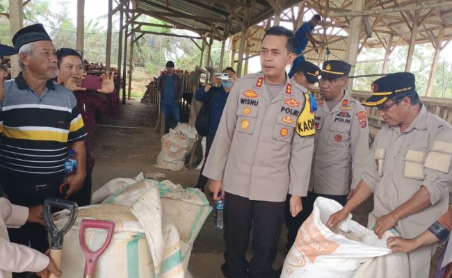 Usai Ngopi Bareng, Kapolres Konsel Kunjungi UMKM Ayam Petelur Desa Aopa