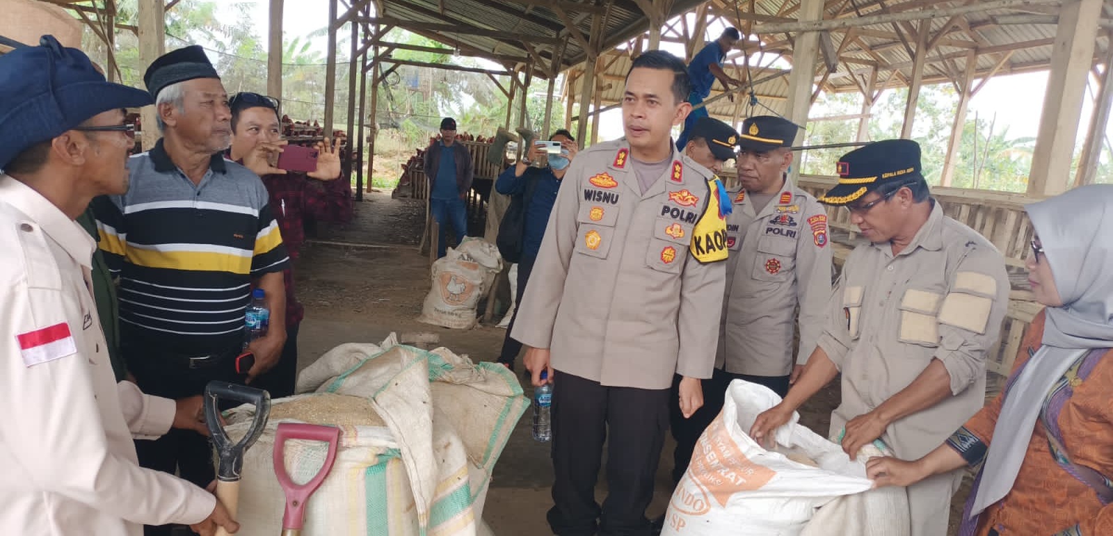 Usai Ngopi Bareng, Kapolres Konsel Kunjungi UMKM Ayam Petelur Desa Aopa