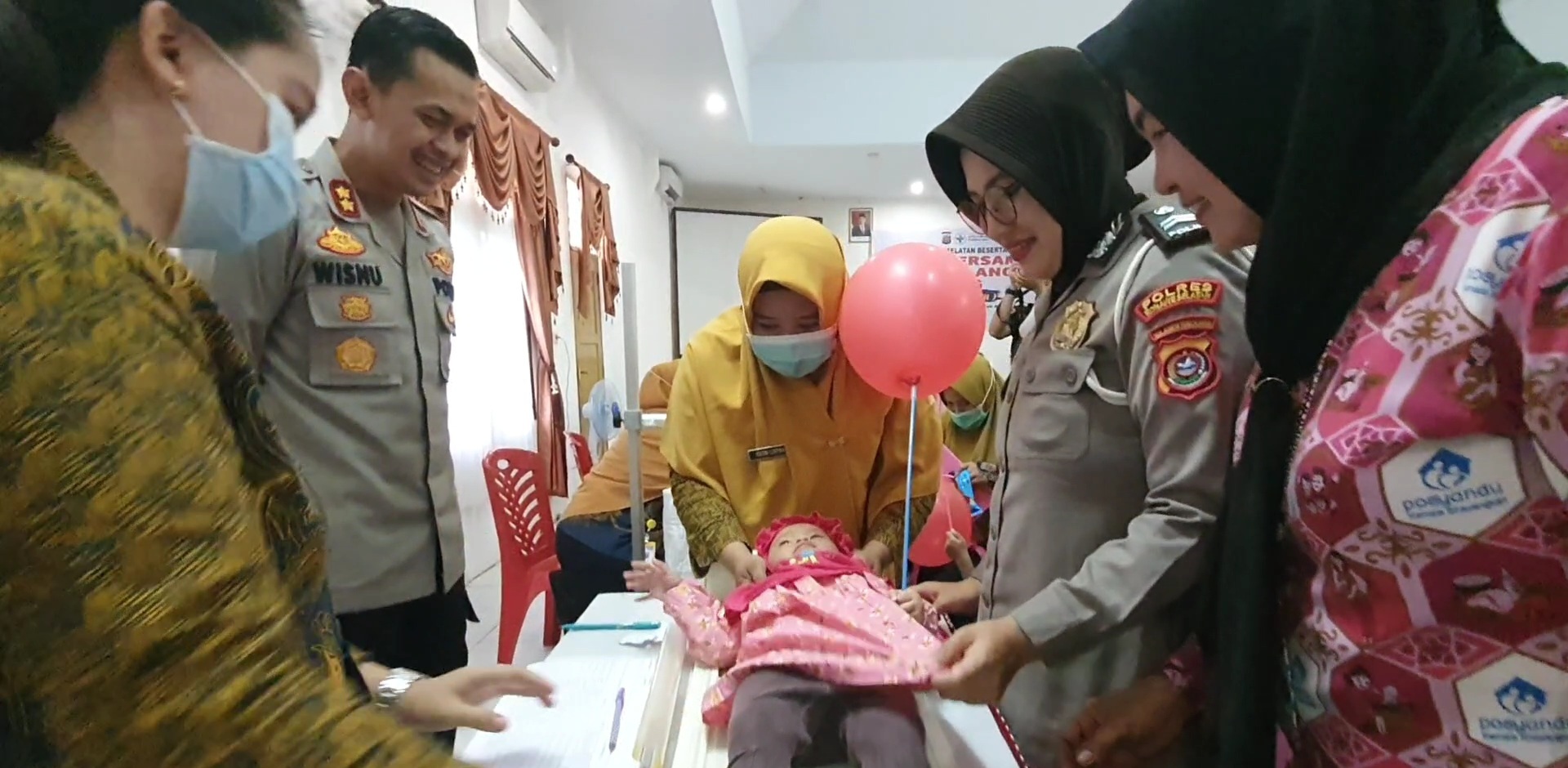Cegah Stunting, Polres Konsel Berikan Vitamin pada Balita serta Ibu Hamil