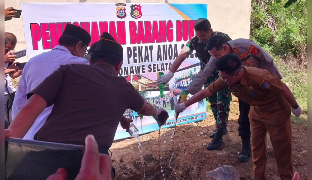 Jelang Ramadan 1444 Hijriah, Polres Konsel Musnahkan Ratusan Botol Miras