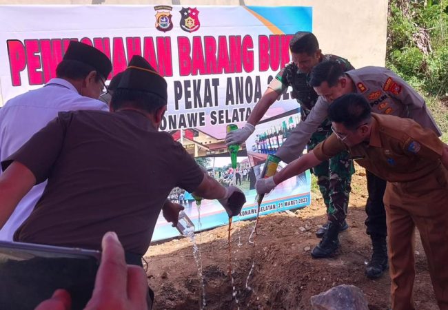 Jelang Ramadan 1444 Hijriah, Polres Konsel Musnahkan Ratusan Botol Miras