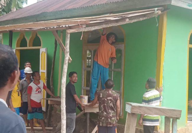 Hari ke Dua Ramadhan, Warga Tikep Mubar Gotong Royong Bersihkan Masjid