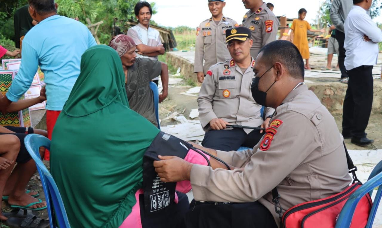 Polres Konawe Salurkan Bantuan di Dua Desa Terdampak Bencana Alam