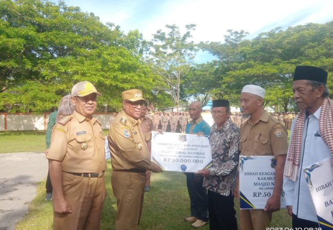 Pj Bupati Mubar Serahkan Hibah Rp 2 Miliar Untuk Rumah Ibadah