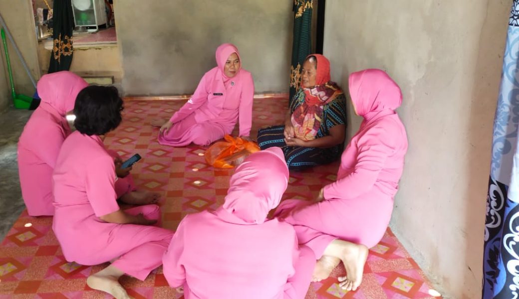 Berbagi Paket Sembako, Ibu-ibu Bhayangkari Polsek Tikep Datangi Warga Tak Mampu