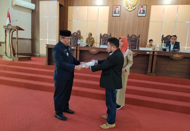 Wabup Muna Serahkan LKPJ Bupati Tahun 2022 Kepada DPRD