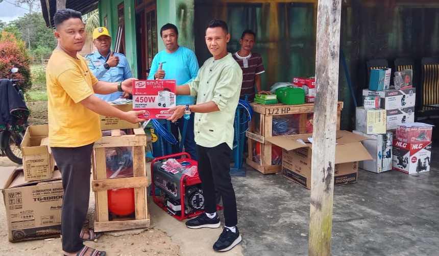 Ramlan Serahkan Bantuan Perbengkelan dan Pertukangan di Tiga Desa