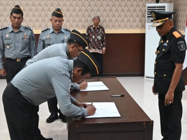 Kakanwil Kemenkumham Sultra Lantik Dua Pejabat Administrasi Satker Lapas dan Rutan Kelas IIA Kendari