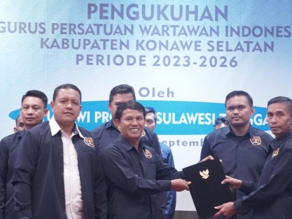 Kukuhkan Pengurus PWI Konsel, Sarjono: Ciptakan Iklim Informasi yang Sehat