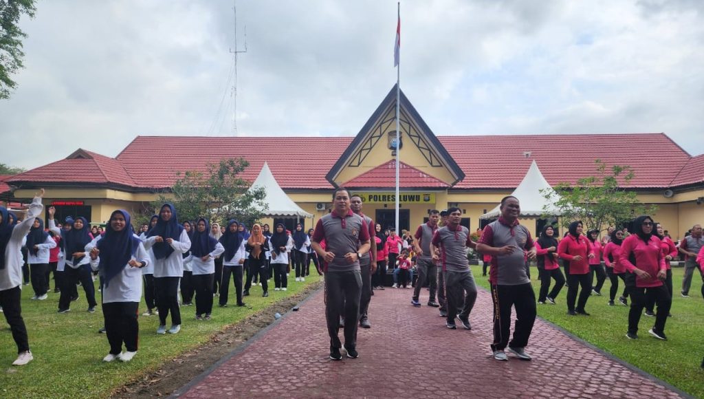 Jelang Hari Lalulintas Bhayangkara ke 68, Polres Luwu Gelar Jalan Sehat