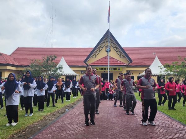 Jelang Hari Lalulintas Bhayangkara ke 68, Polres Luwu Gelar Jalan Sehat