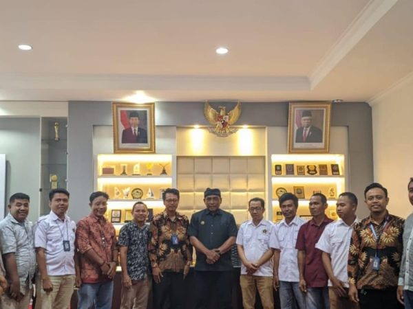 Terima Penghargaan dari PWI Baubau, Ahmad Monianse Bakal Dukung Perkembangan dan Kesejahteraan Wartawan