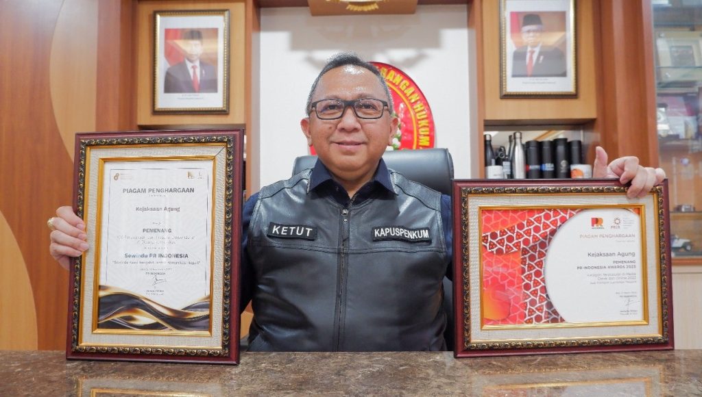 Dinilai Sebagai Instansi Berpengaruh di Bidang Komunikasi, Kejagung Terima Penghargaan dari PR Indonesia Group