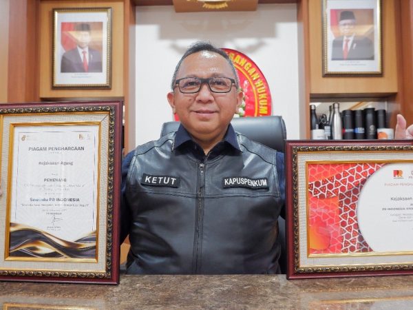 Dinilai Sebagai Instansi Berpengaruh di Bidang Komunikasi, Kejagung Terima Penghargaan dari PR Indonesia Group