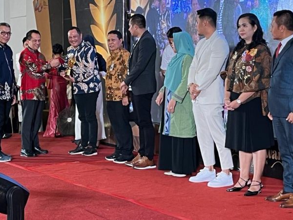 Peduli UMKM, Anton Timbang Diganjar Penghargaan