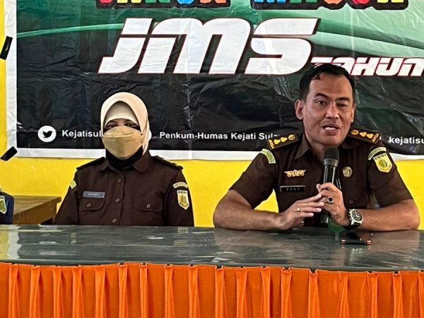 Kasi Penkum Kejati Sultra Paparkan UU ITE dan Bahaya Bullying di SMP 15 Kendari