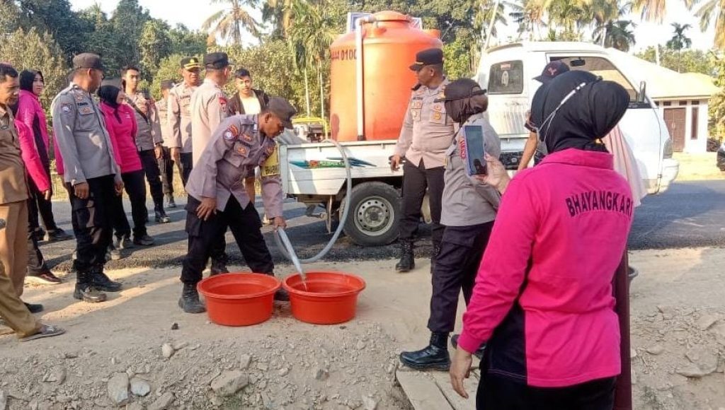 Polres Konawe Bersama Bhayangkari Suplai Air Bersih di Desa Arubia