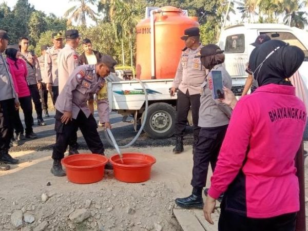 Polres Konawe Bersama Bhayangkari Suplai Air Bersih di Desa Arubia