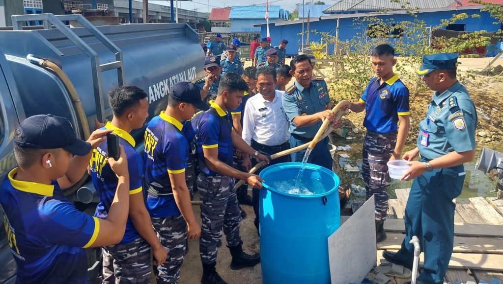 Lanal Kendari Salurkan 30 Ribu Liter Air Bersih Bagi Warga Soropia