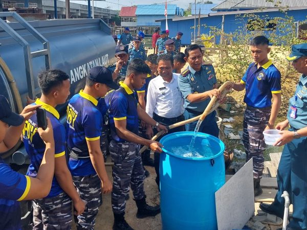 Lanal Kendari Salurkan 30 Ribu Liter Air Bersih Bagi Warga Soropia